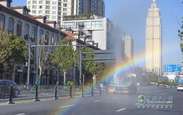 從抑塵到消毒，解放灑水抑塵車防疫消毒實(shí)力為人民服務(wù)！