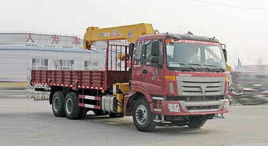 歐曼后雙橋隨車起重運輸車