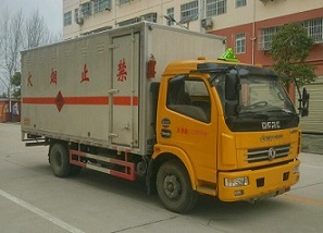 國五東風(fēng)多利卡爆破器材運輸車